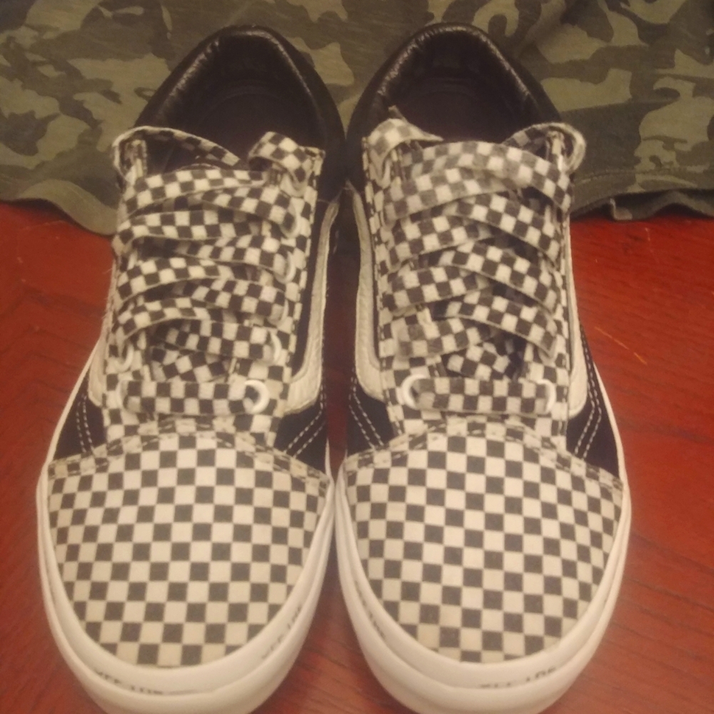 Vans children's tennis shoe